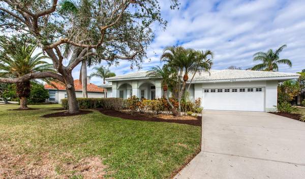 8303 DEERBROOK CIR, Sarasota, FL 34238