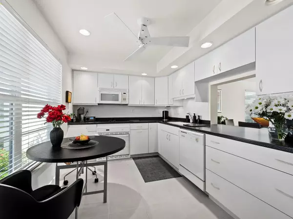 Longboat Key, FL 34228,4400 EXETER DR #J-201