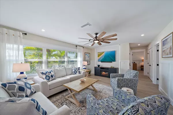 Holmes Beach, FL 34217,504 BAYVIEW DR