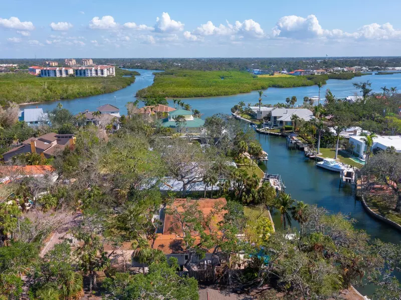 1240 NORTHPORT DR, Sarasota, FL 34242
