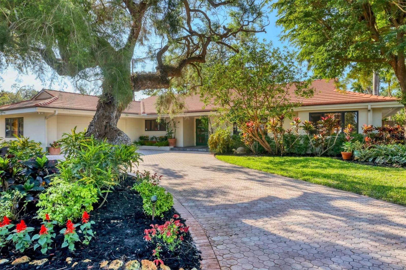 Sarasota, FL 34231,1610 S LAKE SHORE DR