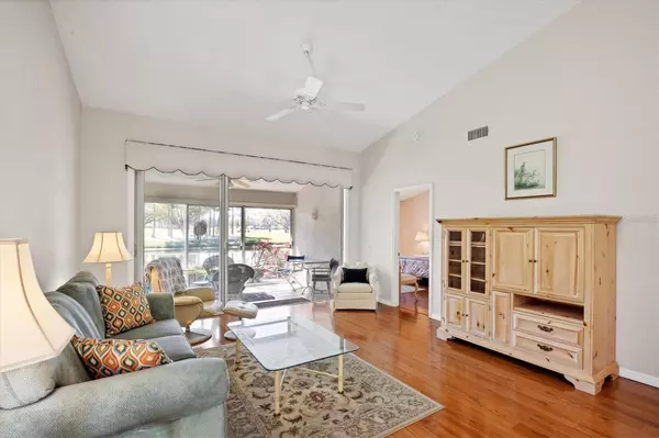 Sarasota, FL 34243,5608 COUNTRY CLUB WAY #5608