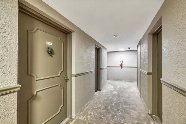 Sarasota, FL 34236,2100 BENJAMIN FRANKLIN DR #104