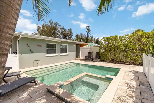 Holmes Beach, FL 34217,424 62ND ST