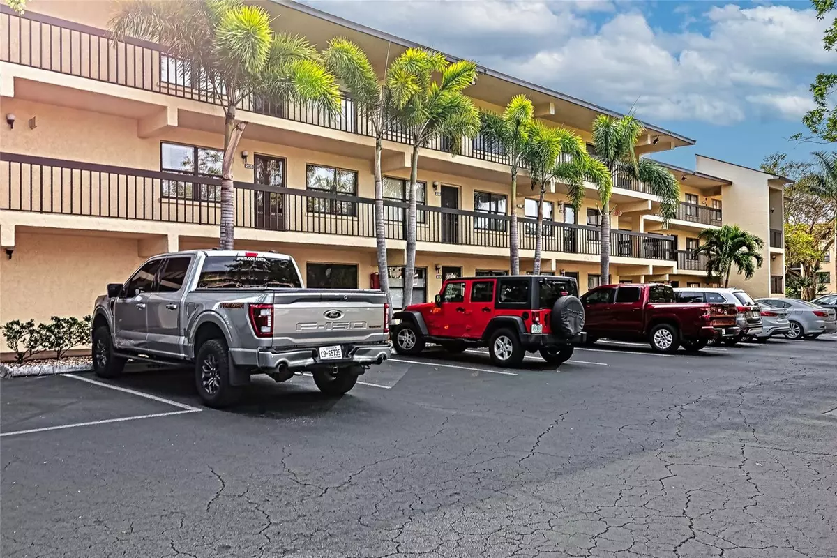 Bradenton, FL 34205,425 30TH AVE W #C208