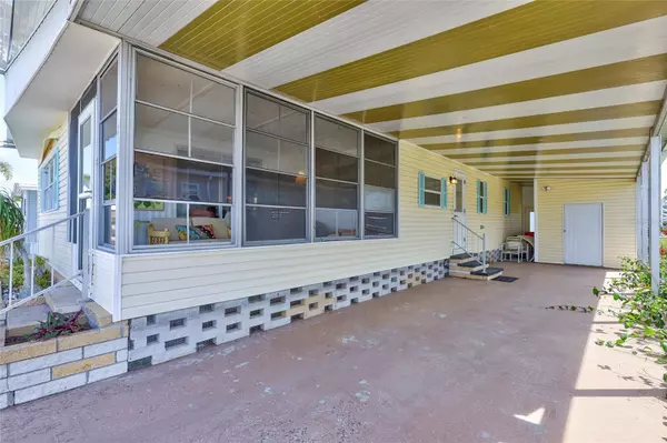 Palmetto, FL 34221,5619 BAYSHORE RD #211