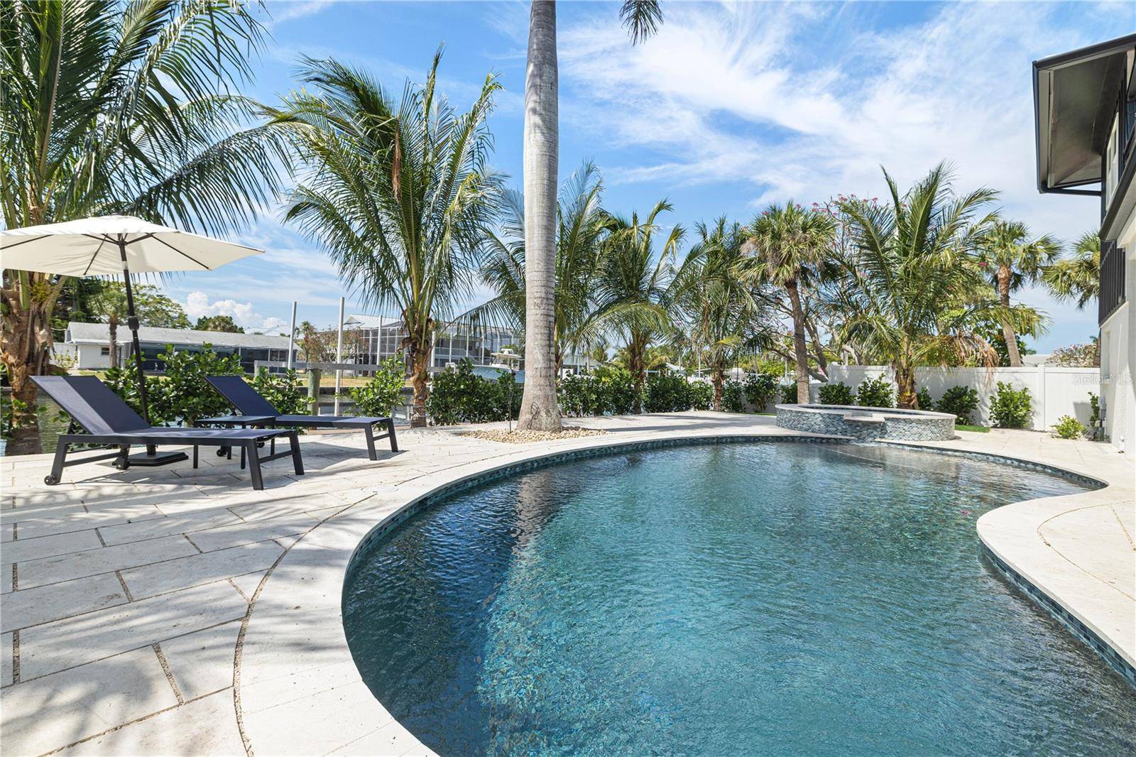 Holmes Beach, FL 34217,405 28TH ST