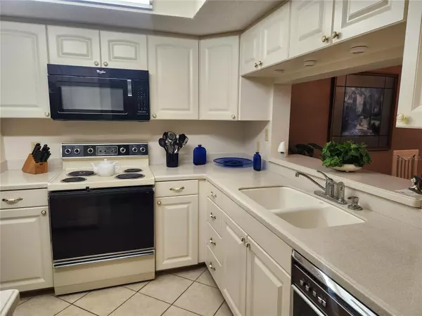Bradenton, FL 34203,6503 STONE RIVER RD #109