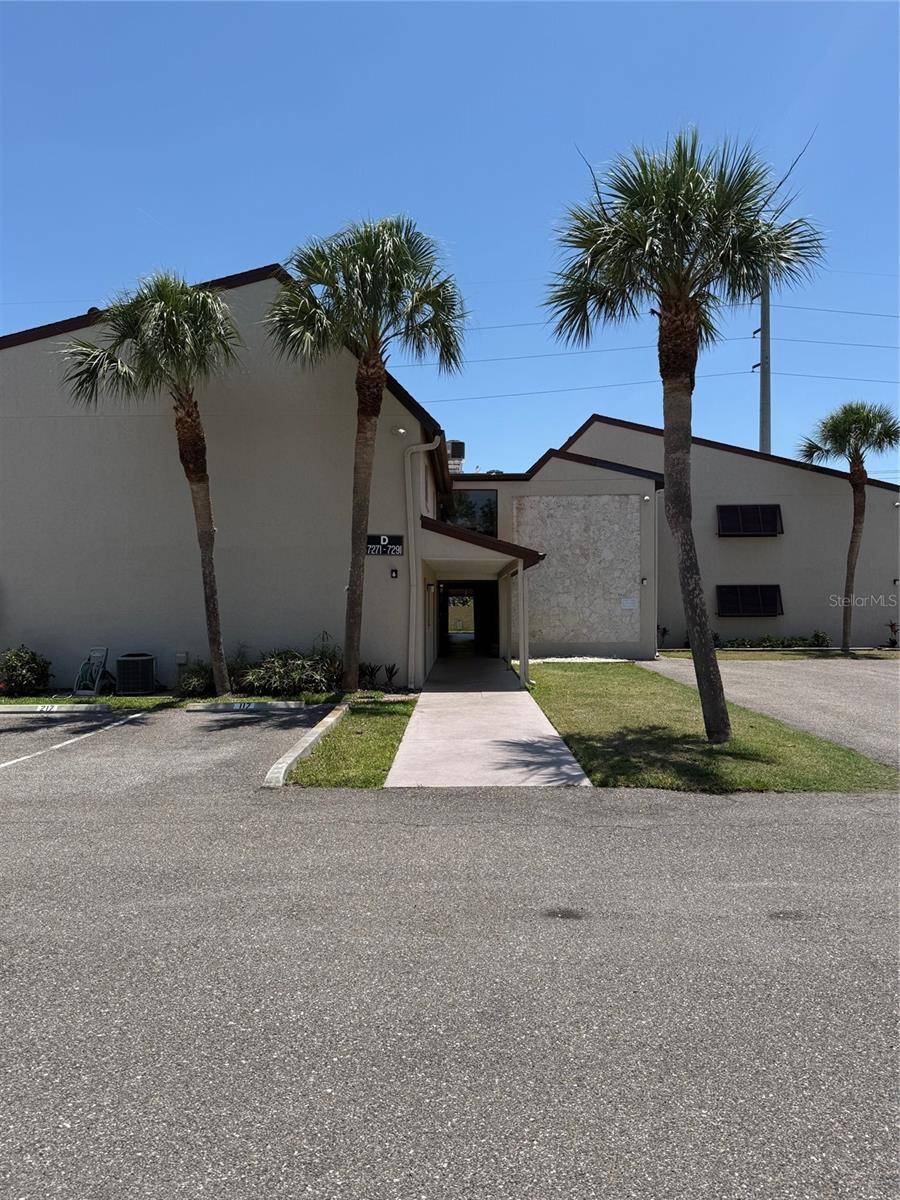 7273 CLOISTER DR #121, Sarasota, FL 34231