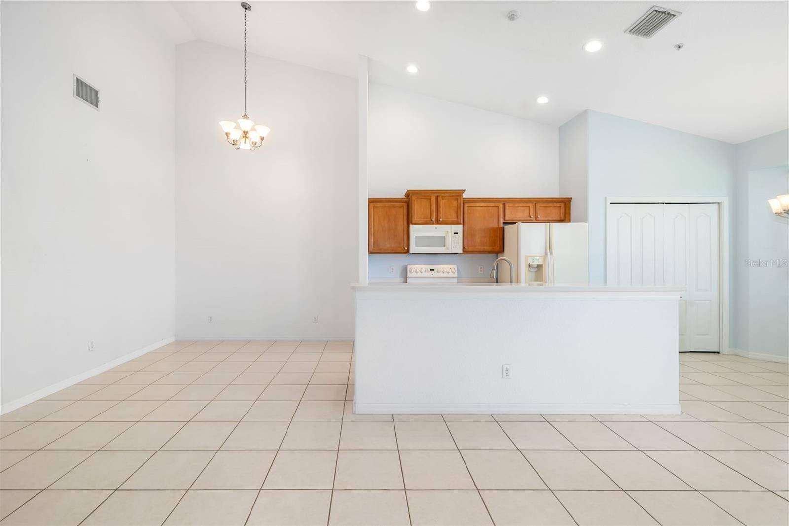 Bradenton, FL 34212,905 FAIRWAYCOVE LN #203