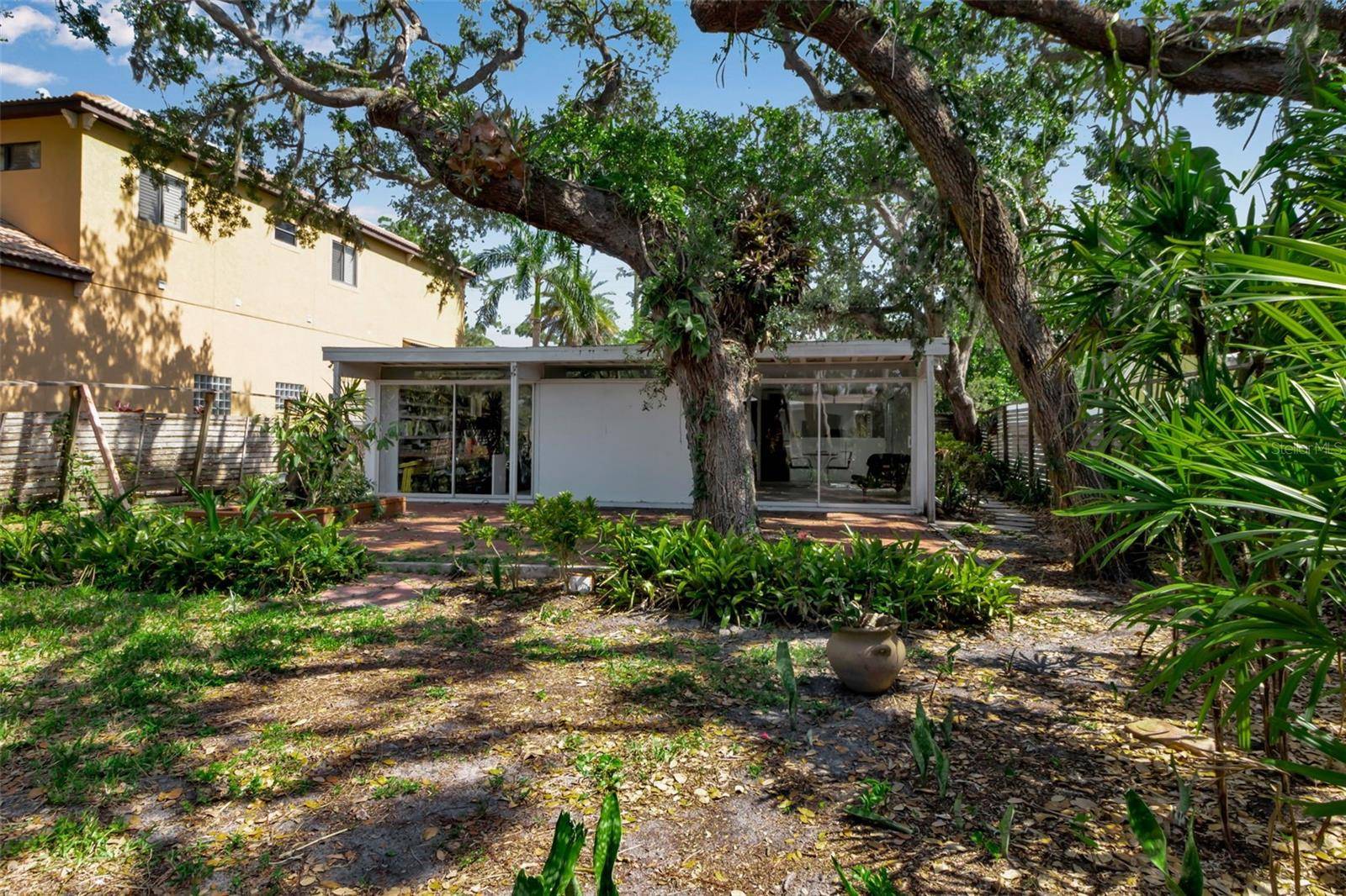 Sarasota, FL 34239,1677 HYDE PARK ST