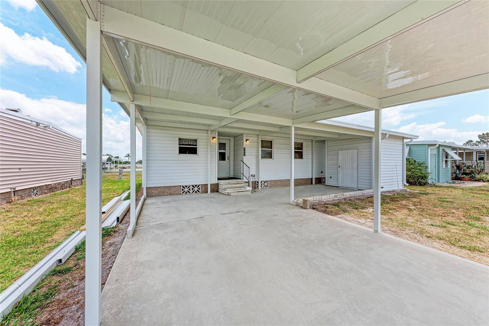Palmetto, FL 34221,5619 BAYSHORE RD #203