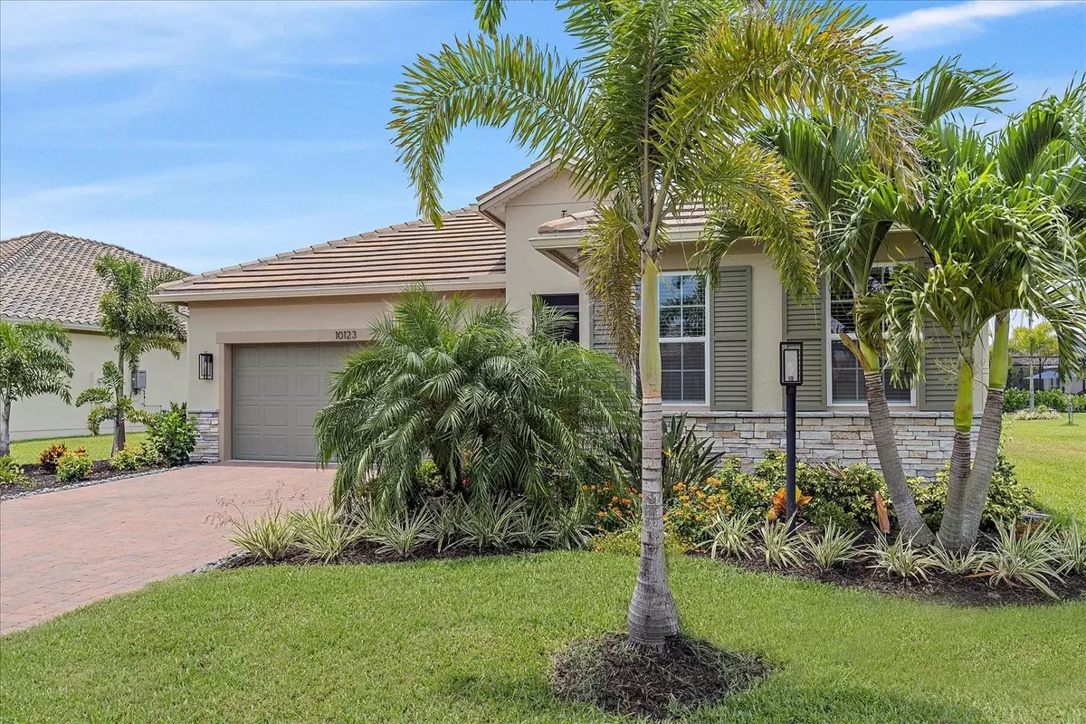 Bradenton, FL 34211,10123 CARNOUSTIE PL