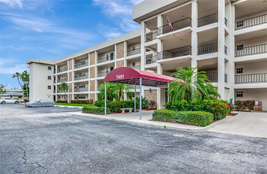 7461 W COUNTRY CLUB DR N #203, Sarasota, FL 34243