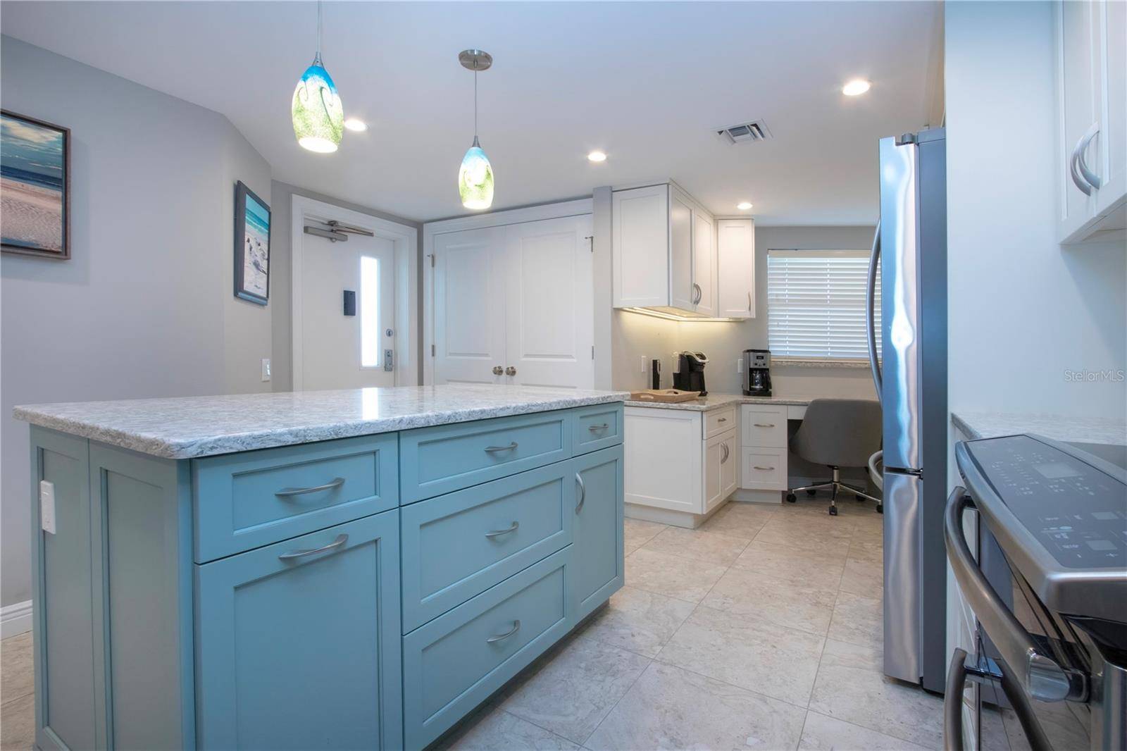 Sarasota, FL 34242,5750 MIDNIGHT PASS RD #203