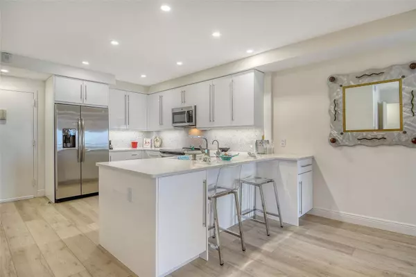 Longboat Key, FL 34228,1000 LONGBOAT CLUB ROAD #1105