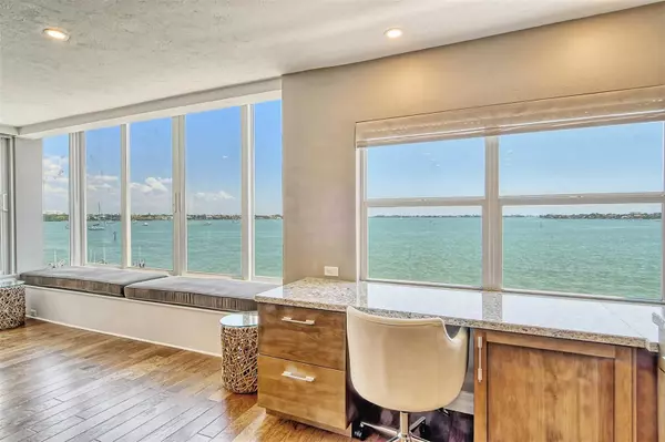 Sarasota, FL 34236,400 GOLDEN GATE PT #31