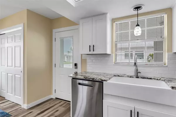 Englewood, FL 34223,1977 BEACH RD #84