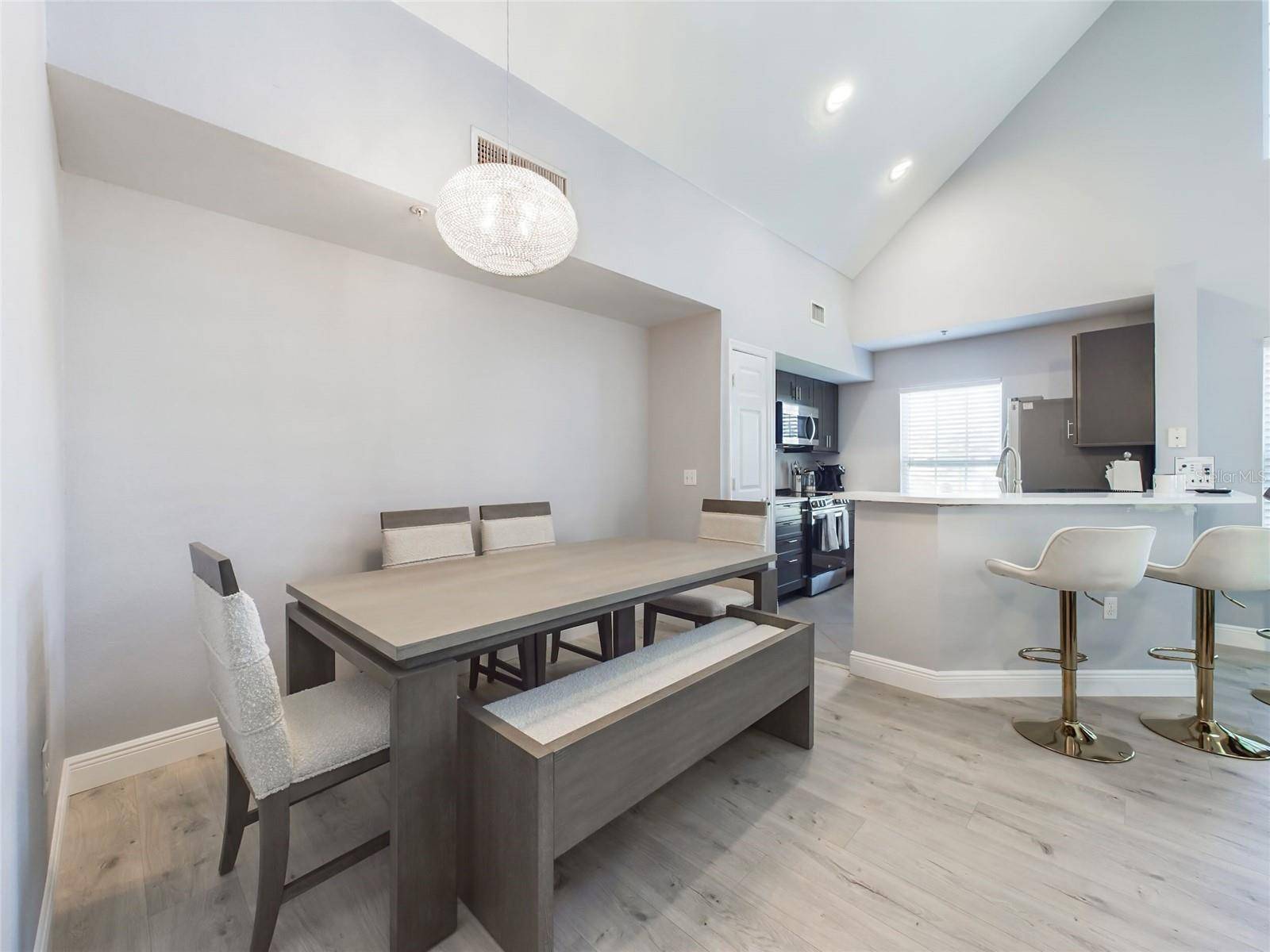 Sarasota, FL 34233,5521 ROSEHILL RD #203