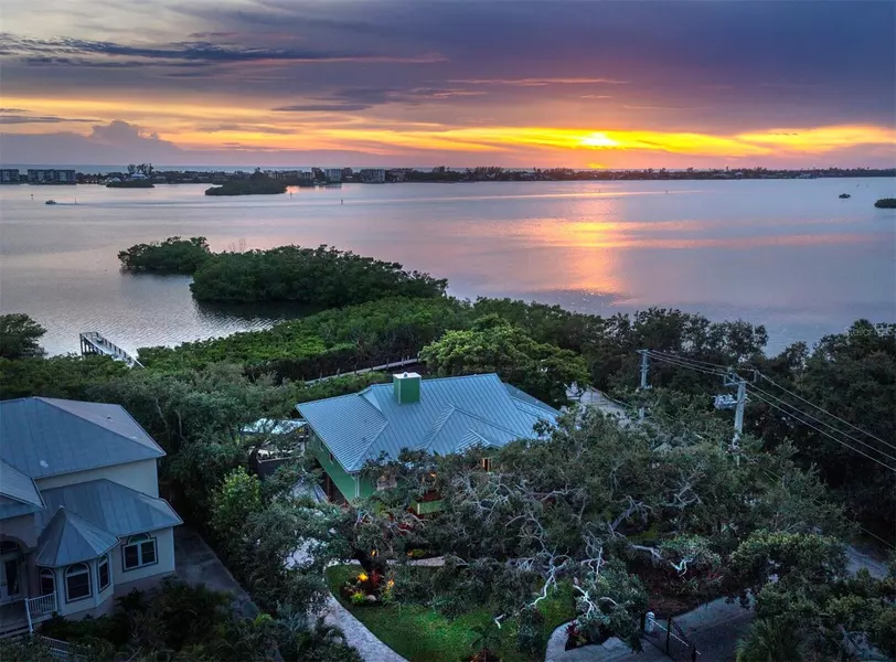 8810 FISHERMENS BAY DR, Sarasota, FL 34231
