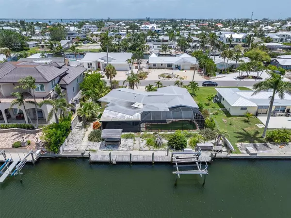 Holmes Beach, FL 34217,524 70TH ST