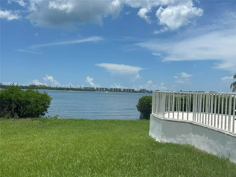 8900 FISHERMENS BAY DR, Sarasota, FL 34231