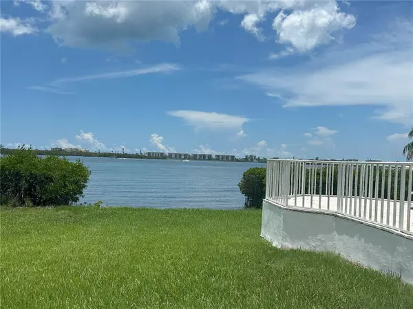 8900 FISHERMENS BAY DR, Sarasota, FL 34231