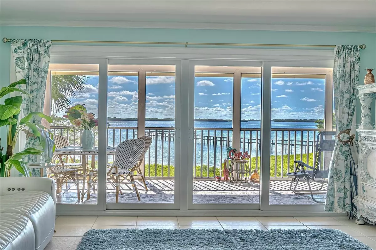 Holmes Beach, FL 34217,749 MANATEE AVE