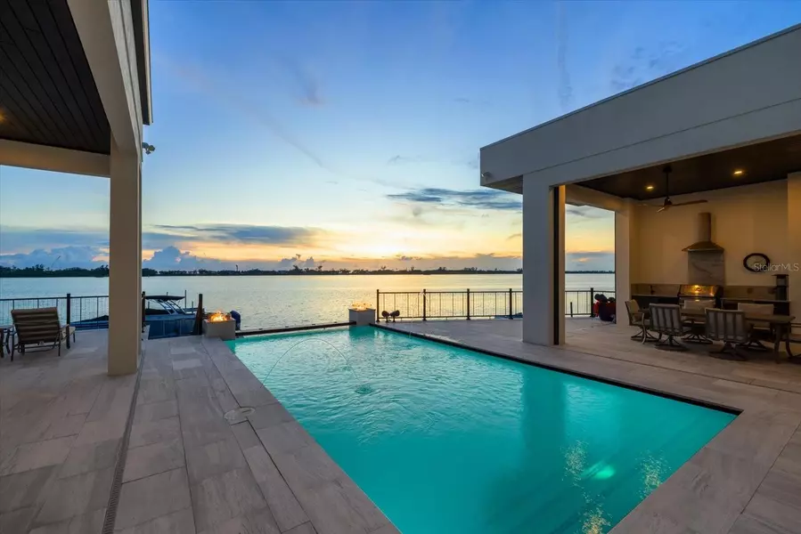 614 BAYSHORE DR, Osprey, FL 34229