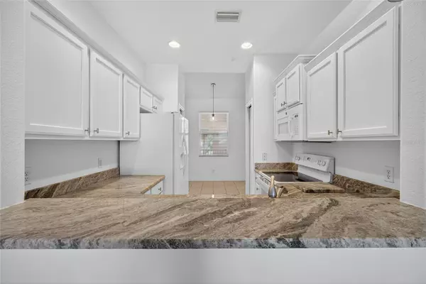 Bradenton, FL 34212,819 FAIRWAYCOVE LN #203