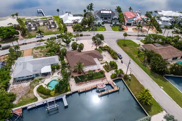 646 KEY ROYALE DR,  Holmes Beach,  FL 34217