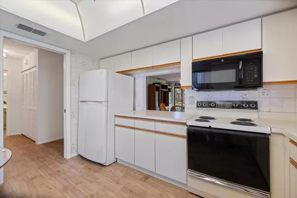 Sarasota, FL 34232,462 OAK HILL CIR #5
