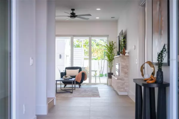 Sarasota, FL 34239,2430 FLOYD ST