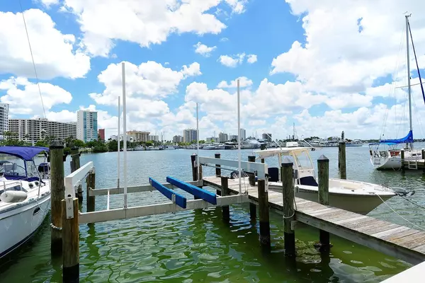 Sarasota, FL 34236,650 GOLDEN GATE PT #602