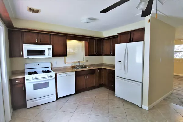 1935 EDGEWATER DR #1935, Sarasota, FL 34234