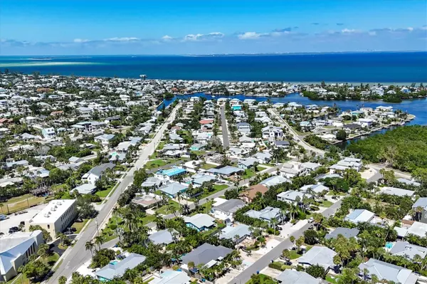 Holmes Beach, FL 34217,208 82ND ST #B