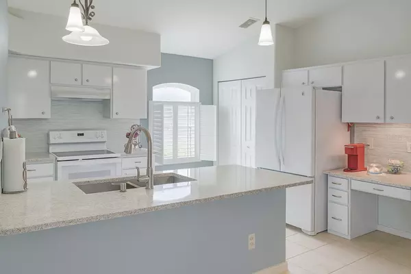 Rotonda West, FL 33947,409 BOUNDARY BLVD