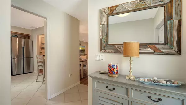 Bradenton, FL 34209,902 68TH ST W #902