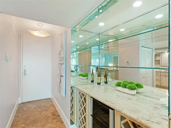 Sarasota, FL 34236,988 BLVD OF THE ARTS #1011