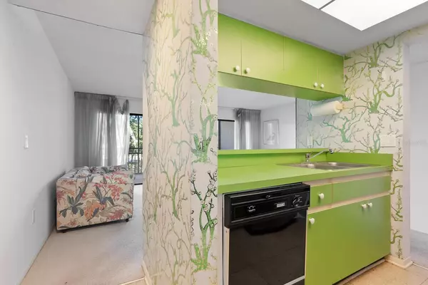 Sarasota, FL 34242,6350 MIDNIGHT COVE RD #710