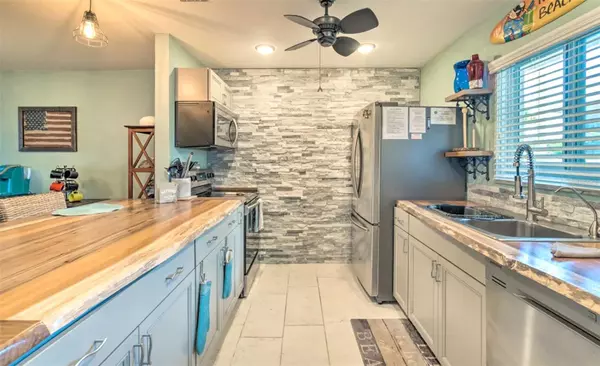 Sarasota, FL 34242,777 BEACH RD #1E