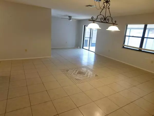 Sarasota, FL 34243,902 PLUM TREE LN