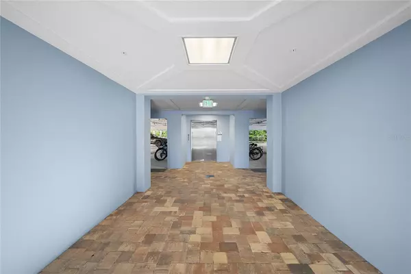 Bradenton, FL 34209,391 ARUBA CIR #303