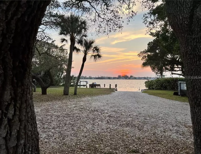 1833 PANDORA DR, Sarasota, FL 34231