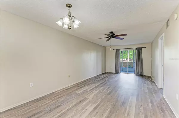 Bradenton, FL 34205,3531 LAKE BAYSHORE DR #J106