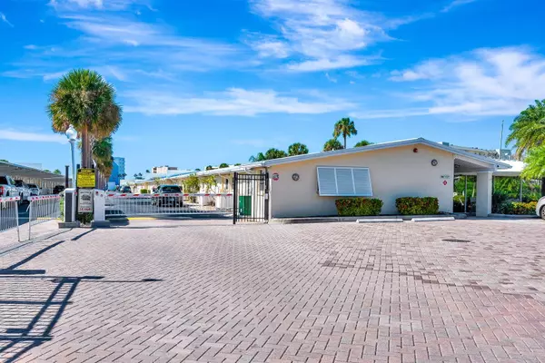 Sarasota, FL 34242,5830 MIDNIGHT PASS RD #61