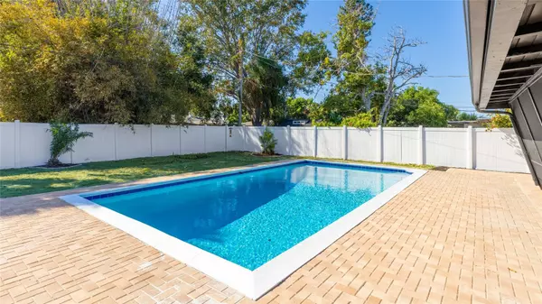 Sarasota, FL 34239,2424 HAMLIN LN