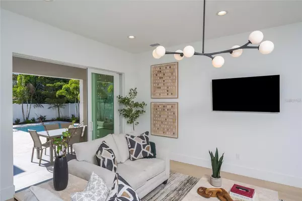 Sarasota, FL 34239,2446 FLOYD ST