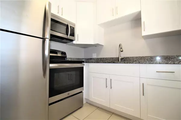 Sarasota, FL 34239,3001 BEE RIDGE RD #213