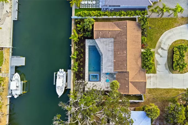 Holmes Beach, FL 34217,611 DUNDEE LN